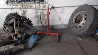 Atölyedeki tekerleklerin montajı ya da sökülmesi. Aracın onarımı ve bakımı hizmetinizde. İşçiler, İngiliz anahtarı tekerlek kamyonunu insan kolu 4K ile tamir ediyor. otomatik servis