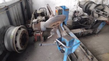 Atölyedeki tekerleklerin montajı ya da sökülmesi. Aracın onarımı ve bakımı hizmetinizde. İşçiler, İngiliz anahtarı tekerlek kamyonunu insan kolu 4K ile tamir ediyor. otomatik servis