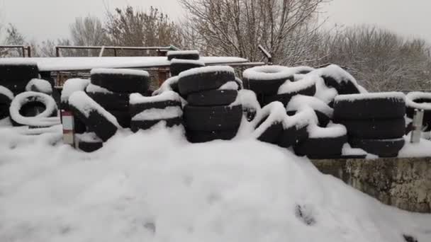 Neumáticos Viejos Nieve Almacén Goma Vieja Muchos Neumáticos Desechados Ruedas — Vídeos de Stock