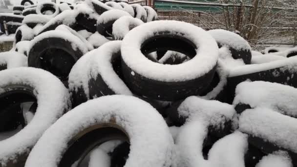 Vieux Pneus Dans Neige Entrepôt Vieux Caoutchouc Beaucoup Pneus Jetés — Video