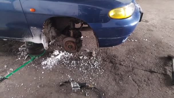 Montering Eller Demontering Hjulen Verkstaden Reparation Och Underhåll Bilen Drift — Stockvideo