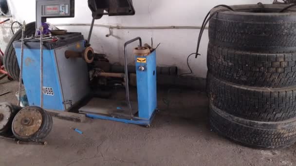 Assembly Dismantling Wheels Workshop Repair Maintenance Car Service Worker People — Stock Video