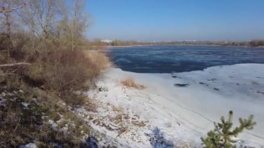 Kar ilkbaharda erir. Tarlada eriyen kar. Bahar geldi. Eriyen karı kapat. Dolly içeride. Bahar güneşinin altında kar yağışı erir. Erimiş su damlaları geçen seneki çimlerin üzerine akıyor..
