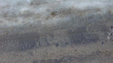 Kar ilkbaharda erir. Tarlada eriyen kar. Bahar geldi. Eriyen karı kapat. Dolly içeride. Bahar güneşinin altında kar yağışı erir. Erimiş su damlaları geçen seneki çimlerin üzerine akıyor..