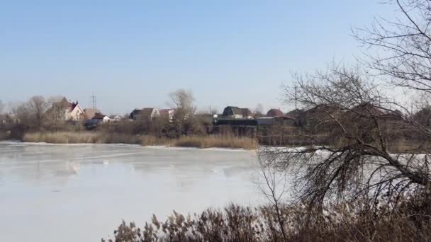 Снег Тает Весной Тающий Снег Вспаханном Поле Весной Крупный План — стоковое видео