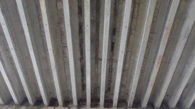 Büyük köprünün altında. Güçlü demir köprü yapısı, aşağıdan görünüyor. Köprünün altından bir nehir akıyor. Bakış açısı. Şehir mimarisi. Şafak vakti köprüde. Köprülerin inşası.