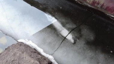 Buz suda yüzer. Bulutlar buz kütleli suya yansıyor. Buz nehirde erir. Buzda çatlaklar var. Buz ve su sınırı buz parçaları üst görüş rotasyonunu bozar, donmuş göl. Yüksek kalite 4k görüntü