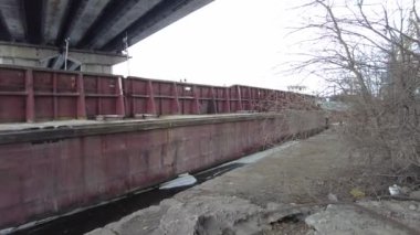 Eski mavnalar demirliyor. Eski sanayi nehir mavnalarının yan detayları. Kışın nehir limanı. İskelede gemiler var. Bir mavnanın kenarı