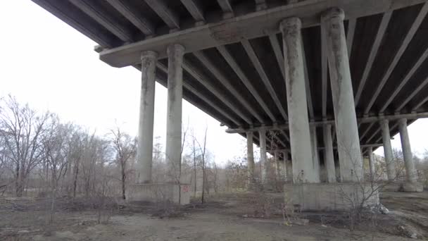 Pod Wielkim Mostem Potężna Konstrukcja Mostu Żelaza Widok Dołu Rzeka — Wideo stockowe