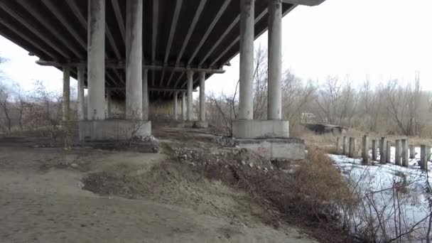 Pod Wielkim Mostem Potężna Konstrukcja Mostu Żelaza Widok Dołu Rzeka — Wideo stockowe