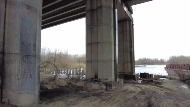 Bajo Gran Puente Potente Estructura Puente Hierro Vista Desde Abajo — Vídeo de stock