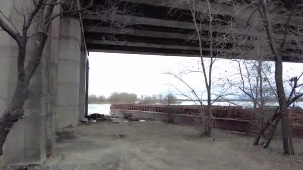 Большим Мостом Мощный Железный Мост Вид Снизу Мостом Течет Река — стоковое видео