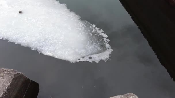 Льдины Воде Облака Отражаются Воде Льдом Лед Тает Реке Трещины — стоковое видео