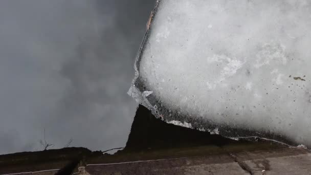 冰在水里飘浮 浮冰反映在水面上的云彩 冰在河上融化 冰上的裂缝 冰和水边界的冰片从顶部断裂 看到旋转 冰封湖面 高质量的4K镜头 — 图库视频影像