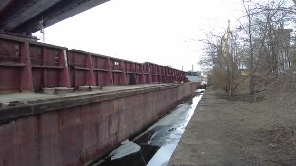 Старые Баржи Причале Пристыковал Старые Промышленные Речные Баржи Речной Порт — стоковое видео