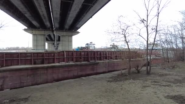 Bajo Gran Puente Potente Estructura Puente Hierro Vista Desde Abajo — Vídeo de stock