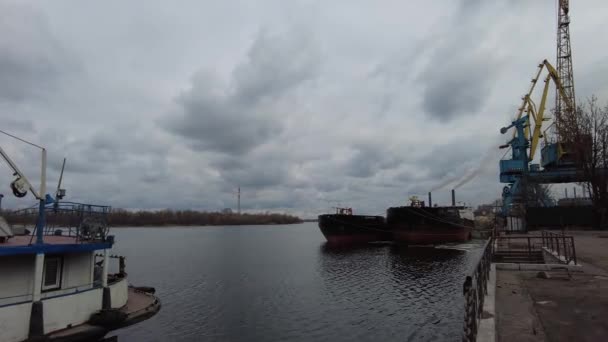 Oude Schepen Bij Ligplaats Gekoppeld Oude Industrie Rivier Binnenvaartschepen Side — Stockvideo