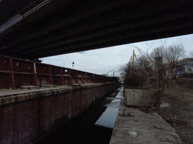 Eski mavnalar demirliyor. Eski sanayi nehir mavnalarının yan detayları. Kışın nehir limanı. İskelede gemiler var. Bir mavnanın kenarı
