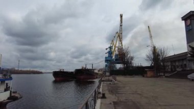 Eski mavnalar demirliyor. Eski sanayi nehir mavnalarının yan detayları. Kışın nehir limanı. İskelede gemiler var. Bir mavnanın kenarı