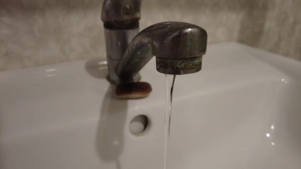 Água Sai Torneira Água Que Corre Cromo Faucet Bathroom Encanamento — Vídeo de Stock