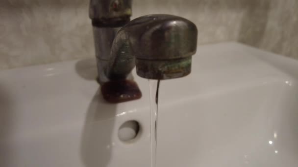 Het Water Stroomt Uit Kraan Water Loopt Uit Verchroomde Kraan — Stockvideo