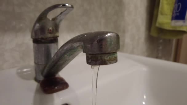 Víz Csapból Folyik Víz Króm Csapból Folyik Fürdőszobai Vízvezeték Vízkészletek — Stock videók