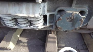 Mekanik endüstrisi eski makine tornası. Eski makine ekipmanları. Eski bir torna parçası. Demir fabrikasındaki eski torna torbasının düğmeleri ve vidaları. Eski metal torna makinesi. Yapı ve süpürge işleme