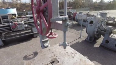 Mekanik endüstrisi eski makine tornası. Eski makine ekipmanları. Eski bir torna parçası. Demir fabrikasındaki eski torna torbasının düğmeleri ve vidaları. Eski metal torna makinesi. Yapı ve süpürge işleme