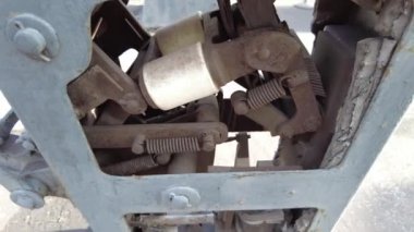 Mekanik endüstrisi eski makine tornası. Eski makine ekipmanları. Eski bir torna parçası. Demir fabrikasındaki eski torna torbasının düğmeleri ve vidaları. Eski metal torna makinesi. Yapı ve süpürge işleme