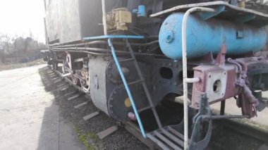 Eski bir buhar lokomotifi. Antika demiryolu. Klasik tren. Demiryolu elementleri.