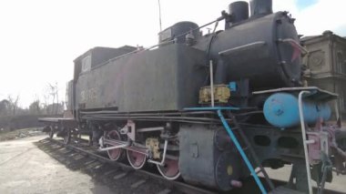 Eski bir buhar lokomotifi. Antika demiryolu. Klasik tren. Demiryolu elementleri.