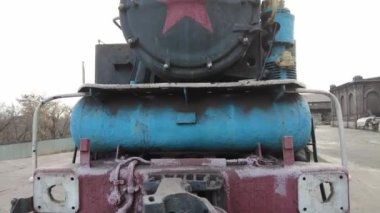 Eski bir buhar lokomotifi. Antika demiryolu. Klasik tren. Demiryolu elementleri.