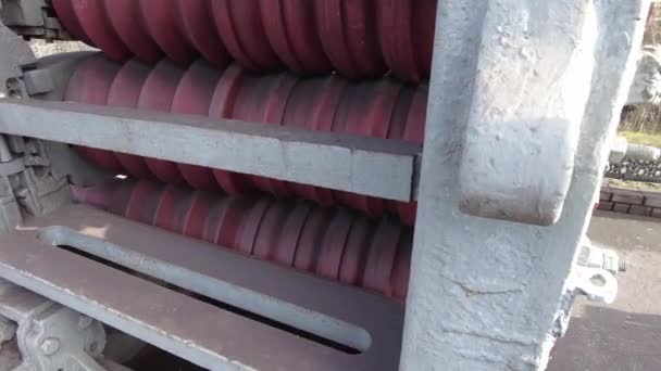 机械行业老式机械车床 旧的机械设备 铁厂老旧车床上的老旧车床的碎片 旋钮和螺丝 手工艺和扫帚加工 — 图库视频影像