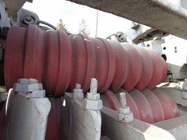 Mekanik endüstrisi eski makine tornası. Eski makine ekipmanları. Eski bir torna parçası. Demir fabrikasındaki eski torna torbasının düğmeleri ve vidaları. Eski metal torna makinesi. Yapı ve süpürge işleme