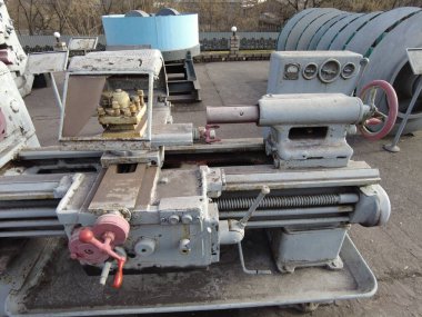 Mekanik endüstrisi eski makine tornası. Eski makine ekipmanları. Eski bir torna parçası. Demir fabrikasındaki eski torna torbasının düğmeleri ve vidaları. Eski metal torna makinesi. Yapı ve süpürge işleme