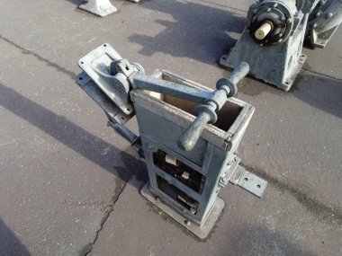 Mekanik endüstrisi eski makine tornası. Eski makine ekipmanları. Eski bir torna parçası. Demir fabrikasındaki eski torna torbasının düğmeleri ve vidaları. Eski metal torna makinesi. Yapı ve süpürge işleme