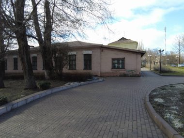 Eski güzel bir ev. İlginç mimarisi olan bir bina. Klasik tuğla ev. Eski şehir mimari güzelliği. 