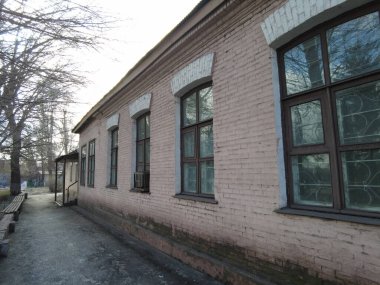 Eski güzel bir ev. İlginç mimarisi olan bir bina. Klasik tuğla ev. Eski şehir mimari güzelliği. 