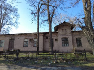 Eski güzel bir ev. İlginç mimarisi olan bir bina. Klasik tuğla ev. Eski şehir mimari güzelliği. 