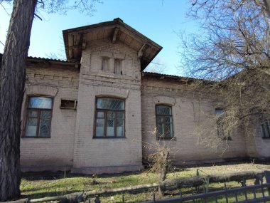 Eski güzel bir ev. İlginç mimarisi olan bir bina. Klasik tuğla ev. Eski şehir mimari güzelliği. 