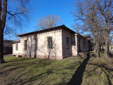 Eski güzel bir ev. İlginç mimarisi olan bir bina. Klasik tuğla ev. Eski şehir mimari güzelliği. 