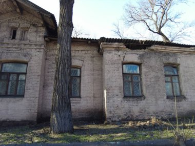 Eski güzel bir ev. İlginç mimarisi olan bir bina. Klasik tuğla ev. Eski şehir mimari güzelliği. 