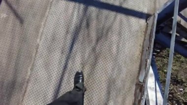 Demir köprü. Köprüden karşıya yürü. Demir zemin. Yol verin. İçeriden yaya geçidi yükselmiş. Yolun karşısına güvenli bir geçiş..