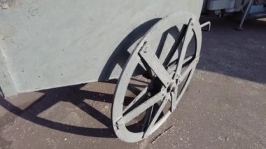 Sanayi tipi bir tramvay. Eski endüstriyel ekipmanlar. İki tekerlekli, paslı, eski model metal tramvayı izole ettim. Yakın çekim. Eski kullanılmayan ve terkedilmiş altın madeni tramvayı. 