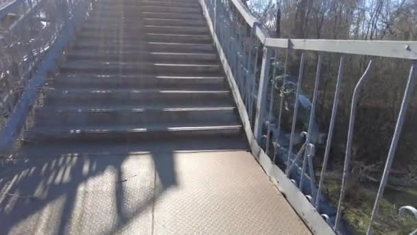 鉄の橋 橋を渡りなさい 鉄の床 歩くんだ 内側から横断歩道の高架化 道路を渡る安全な通路 — ストック動画