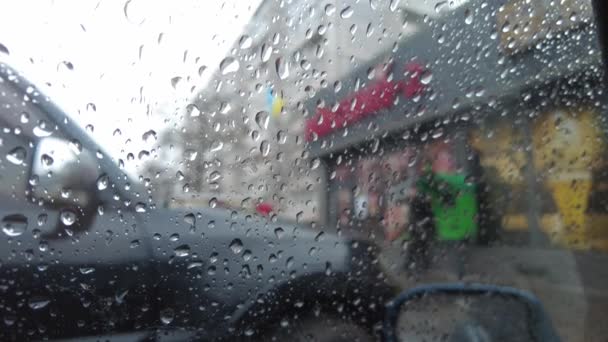 Krople Deszczu Szkle Niewyraźne Tło Deszcz Krople Szyby Samochodowe Deszczu — Wideo stockowe