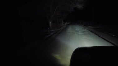 Arabayla gece araba kullanmak. Gece arabanın içinde. Sürücü arabasının içinden büyük bir gece şehrindeki yol manzarası. Çok kötü bir yolda ilerliyoruz.