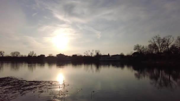Gün Batımında Nehir Kıyısında Güzel Bir Manzara Nehrin Üzerinde Gün — Stok video