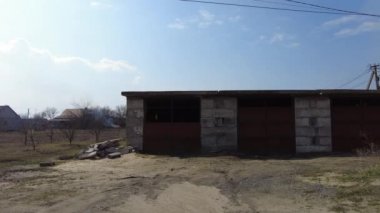 Büyük metal kapılar. Paslı eski kapı. Eski depo, endüstriyel bina, spor salonu. Eski, metal kapılar arabaların girmesi için. Ön manzara. asma kilit