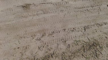 Yolda lastik izleri var. Kumlu yol. Araba tekerleği kumda iz bırakmış. Nakliye aracı. Kumsalda arazi aracına bin. Çamurlu bir yolda bir cip safarisinden sonra bırakılan lastik izleri..